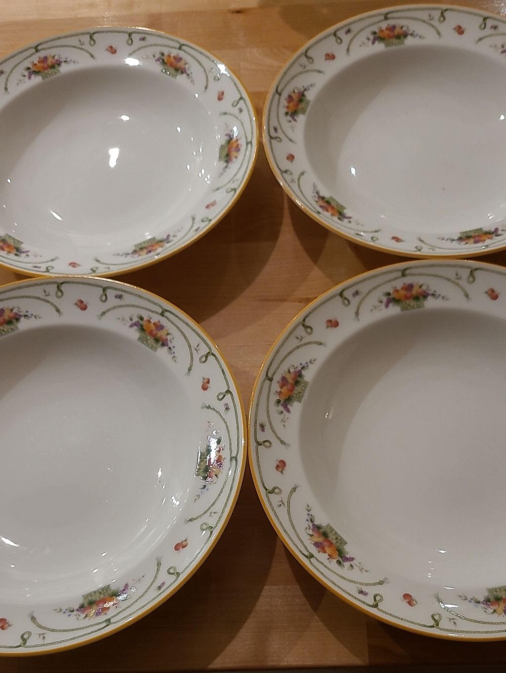 Oscar De La Renta 4 Soup Plates